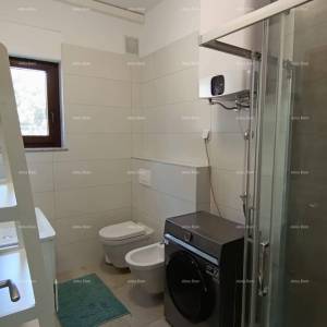 Apartman s terasom, parkirnim mjestom i zajedničkim bazenom – Premantura