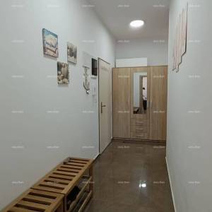 Apartman s terasom, parkirnim mjestom i zajedničkim bazenom – Premantura