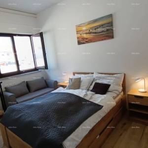Apartman s terasom, parkirnim mjestom i zajedničkim bazenom – Premantura