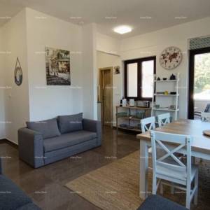 Apartman s terasom, parkirnim mjestom i zajedničkim bazenom – Premantura