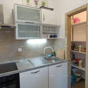 Apartman s terasom, parkirnim mjestom i zajedničkim bazenom – Premantura