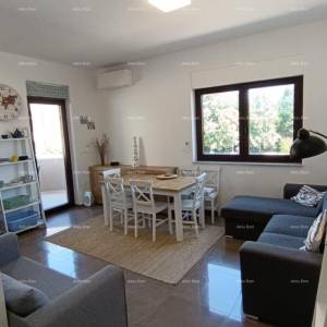 Apartman s terasom, parkirnim mjestom i zajedničkim bazenom – Premantura