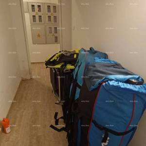 Apartman s terasom, parkirnim mjestom i zajedničkim bazenom – Premantura