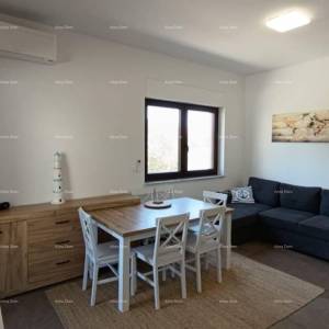 Apartman s terasom, parkirnim mjestom i zajedničkim bazenom – Premantura