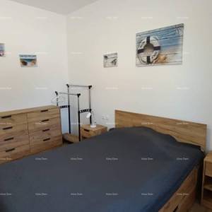 Apartman s terasom, parkirnim mjestom i zajedničkim bazenom – Premantura