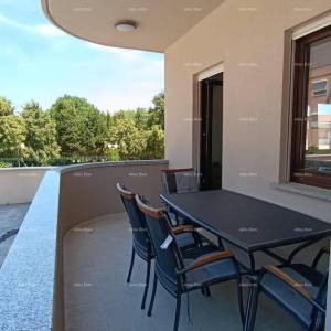 Apartman s terasom, parkirnim mjestom i zajedničkim bazenom – Premantura