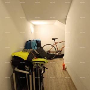 Apartman s terasom, parkirnim mjestom i zajedničkim bazenom – Premantura