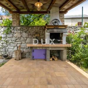BAKAR, KRASICA - Kuća s bazenom i velikom okućnicom na Krasici 