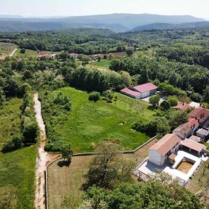 BARBAN - Građevinsko zemljište s projektom (polovica duplexa), 15 minuta do mora