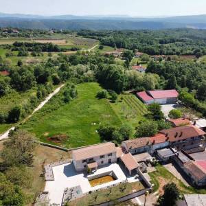 BARBAN - Građevinsko zemljište s projektom (polovica duplexa), 15 minuta do mora