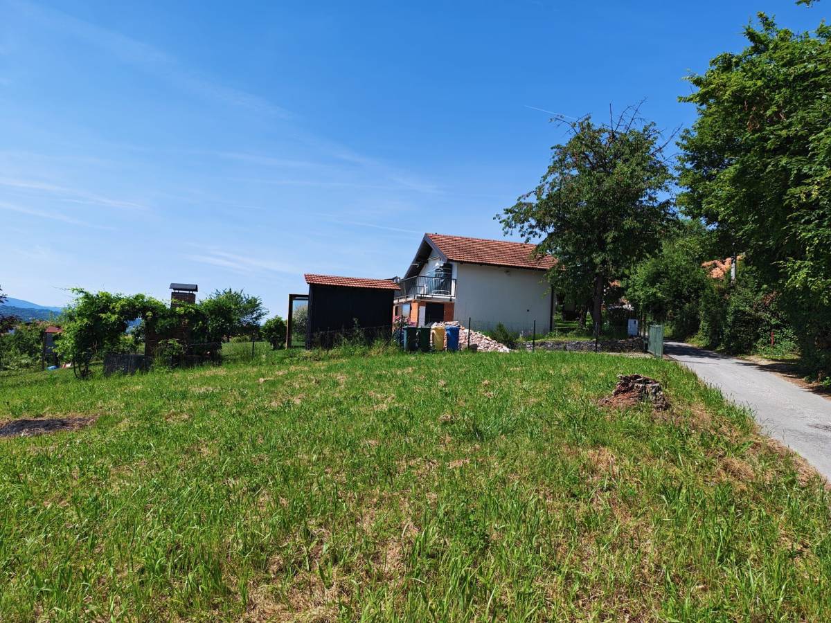 BEDEKOVČINA - Građevinsko zemljište 1.339 m2 s dva izlaza na cestu!