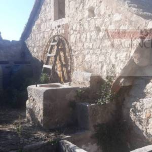 Biševo kamena kuća 55 m2 + okućnica 676 m2 