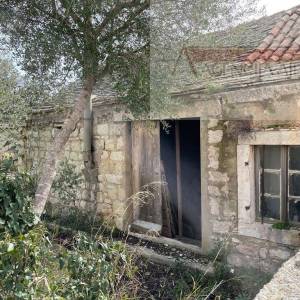 Biševo kamena kuća 55 m2 + okućnica 676 m2 