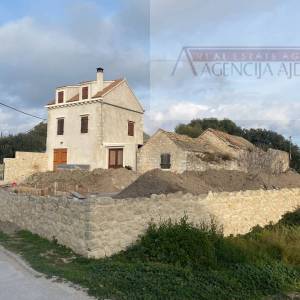 Biševo kamena kuća 55 m2 + okućnica 676 m2 