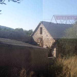 Biševo kamena kuća 55 m2 + okućnica 676 m2 