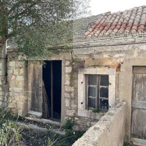 Biševo kamena kuća 55 m2 + okućnica 676 m2 