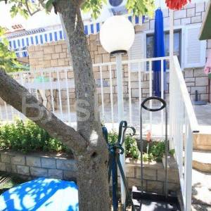 Brač, Supetar, prodaja dvojna kuća sa garažom i parkingom