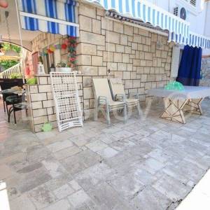 Brač, Supetar, prodaja dvojna kuća sa garažom i parkingom