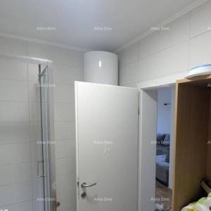 BRTONIGLA, ISTRA – Moderan 3-soban apartman s vrtom i dva parkirna mjesta