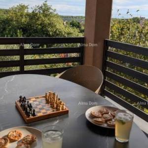 BRTONIGLA, ISTRA – Moderan 3-soban apartman s vrtom i dva parkirna mjesta
