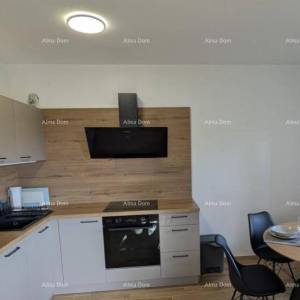 BRTONIGLA, ISTRA – Moderan 3-soban apartman s vrtom i dva parkirna mjesta