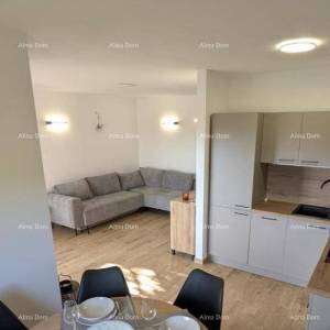 BRTONIGLA, ISTRA – Moderan 3-soban apartman s vrtom i dva parkirna mjesta