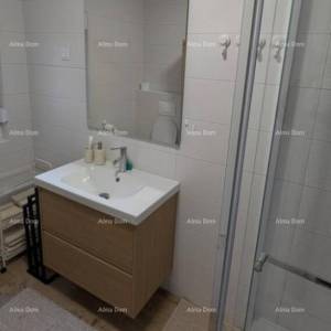 BRTONIGLA, ISTRA – Moderan 3-soban apartman s vrtom i dva parkirna mjesta