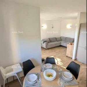 BRTONIGLA, ISTRA – Moderan 3-soban apartman s vrtom i dva parkirna mjesta