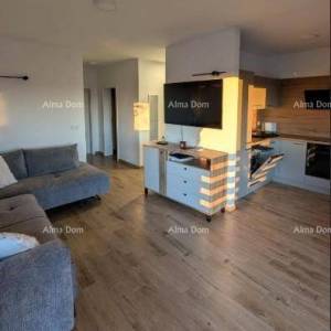 BRTONIGLA, ISTRA – Moderan 3-soban apartman s vrtom i dva parkirna mjesta