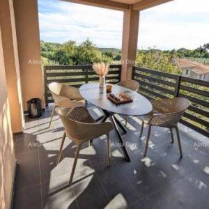 BRTONIGLA, ISTRA – Moderan 3-soban apartman s vrtom i dva parkirna mjesta