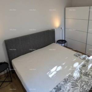 BRTONIGLA, ISTRA – Moderan 3-soban apartman s vrtom i dva parkirna mjesta