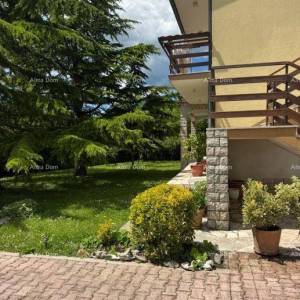BUZET, PROSTRANA SAMOSTOJEĆA KUĆA S VELIKOM OKUĆNICOM I POGLEDOM NA MORE