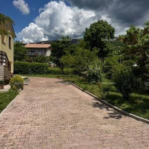 BUZET, PROSTRANA SAMOSTOJEĆA KUĆA S VELIKOM OKUĆNICOM I POGLEDOM NA MORE