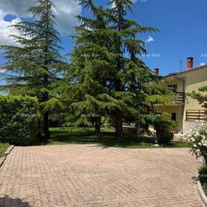 BUZET, PROSTRANA SAMOSTOJEĆA KUĆA S VELIKOM OKUĆNICOM I POGLEDOM NA MORE