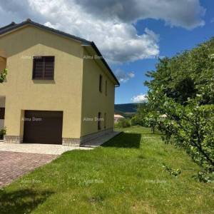 BUZET, PROSTRANA SAMOSTOJEĆA KUĆA S VELIKOM OKUĆNICOM I POGLEDOM NA MORE