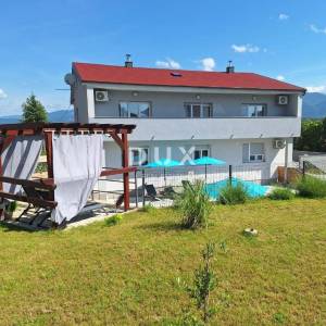 ČAVLE - villa s 3 stana, grijanim bazenom, konobom i garažom - uhodani posao!