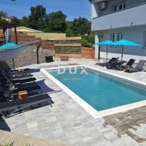 ČAVLE - villa s 3 stana, grijanim bazenom, konobom i garažom - uhodani posao!