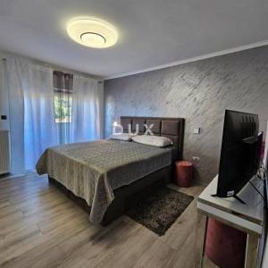 ČAVLE - villa s 3 stana, grijanim bazenom, konobom i garažom - uhodani posao!