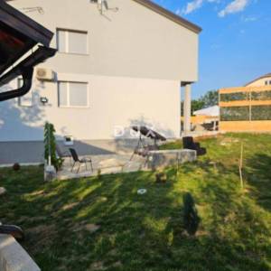 ČAVLE - villa s 3 stana, grijanim bazenom, konobom i garažom - uhodani posao!
