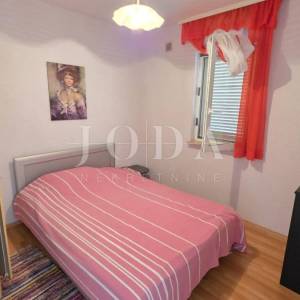 Cesarica apartman sa okućnicom blizu mora