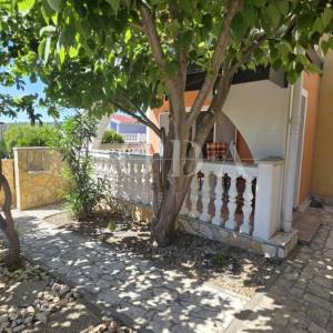 Cesarica apartman sa okućnicom blizu mora