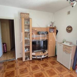 Cesarica apartman sa okućnicom blizu mora