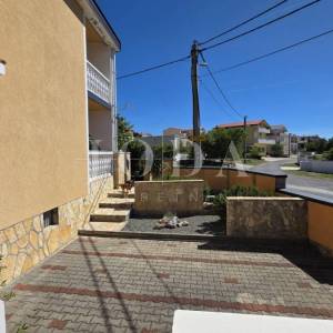 Cesarica apartman sa okućnicom blizu mora