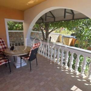 Cesarica apartman sa okućnicom blizu mora