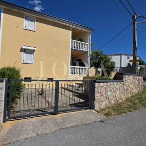 Cesarica apartman sa okućnicom blizu mora