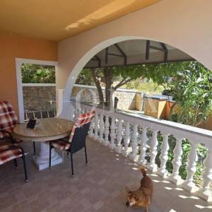 Cesarica apartman sa okućnicom blizu mora