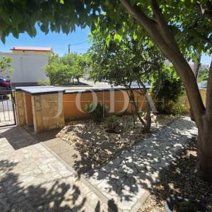 Cesarica apartman sa okućnicom blizu mora