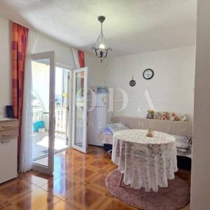 Cesarica apartman sa okućnicom blizu mora