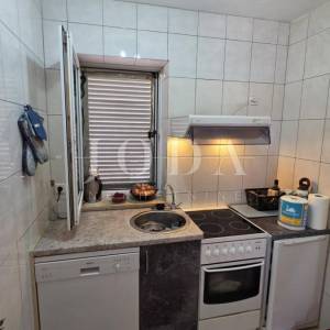 Cesarica apartman sa okućnicom blizu mora
