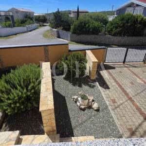 Cesarica apartman sa okućnicom blizu mora